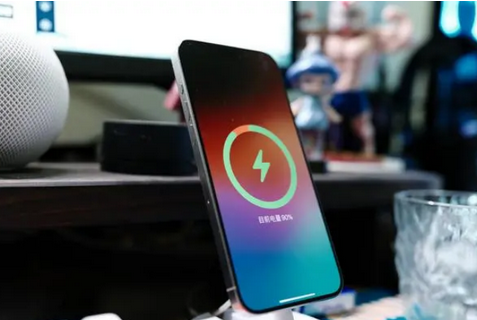 钟山苹果15换屏服务分享用什么充电器给iPhone15充电更好 